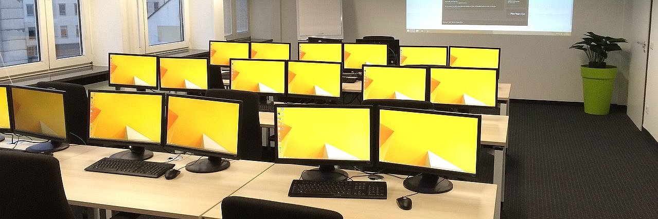 Ei Raum mit vielen Monitoren und einem Whiteboard